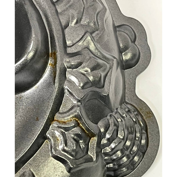 Nordic Ware Wreath Bundt Cake Pan - Picture 4 of 6